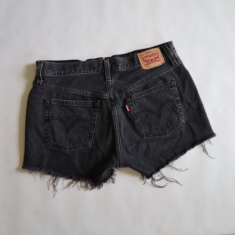 Levi's Women's Premium 501 Original Shorts Cutoff Black Jeans Denim Size 29 - Picture 2 of 9